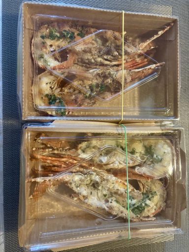 Livraison de langoustes grillées à domicile.